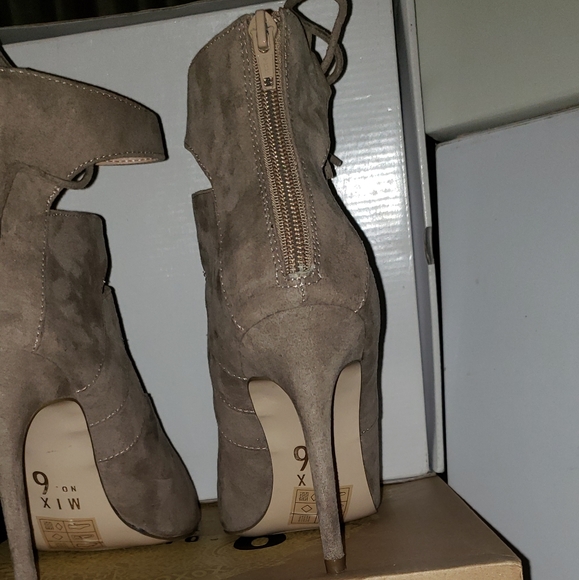 SOLD Mix No. 6 Klemtu Pump Taupe. - Picture 6 of 12